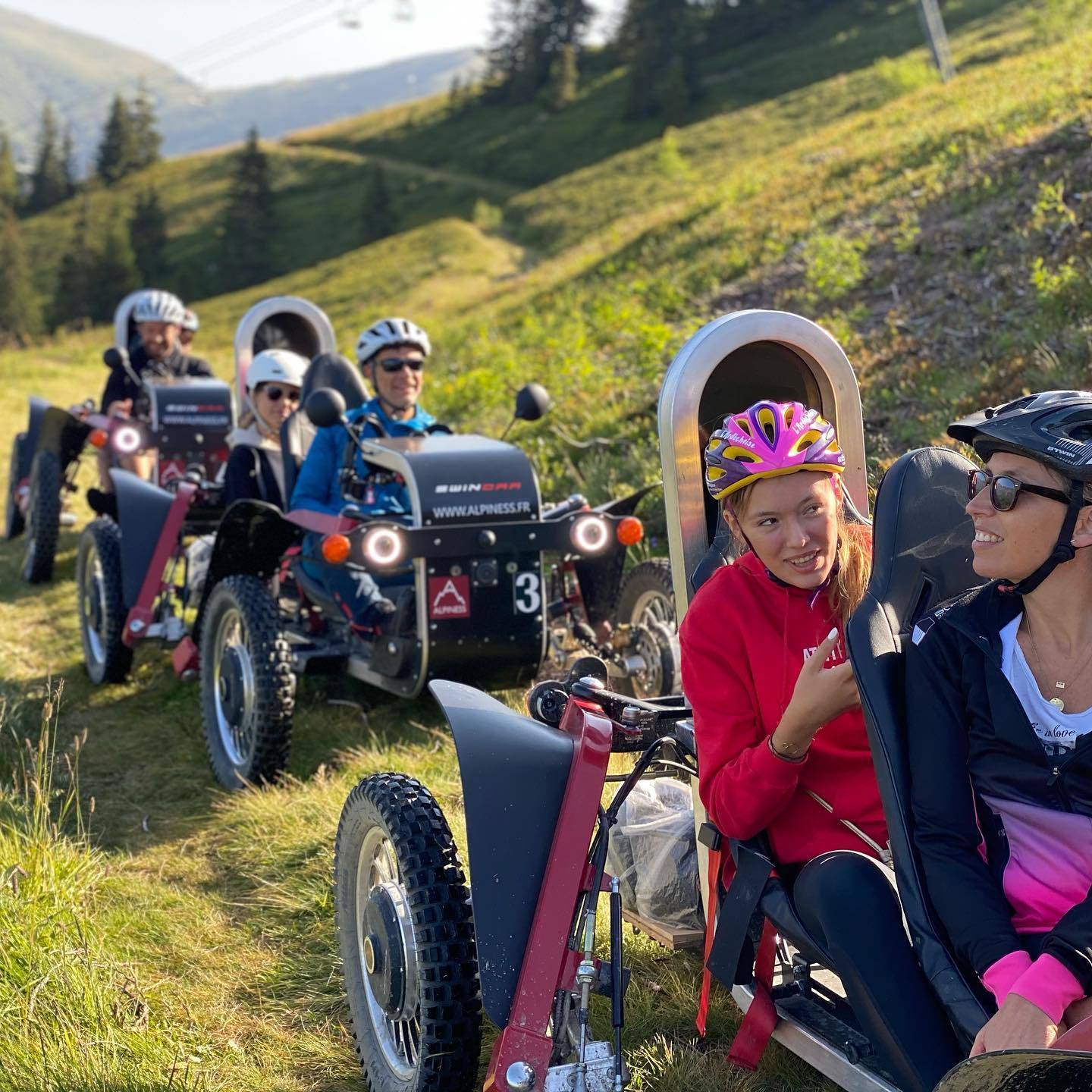 Explore en plena sostenibilidad con nuestra nueva flota de máquinas todoterreno eléctricas, innovadoras y francesas.