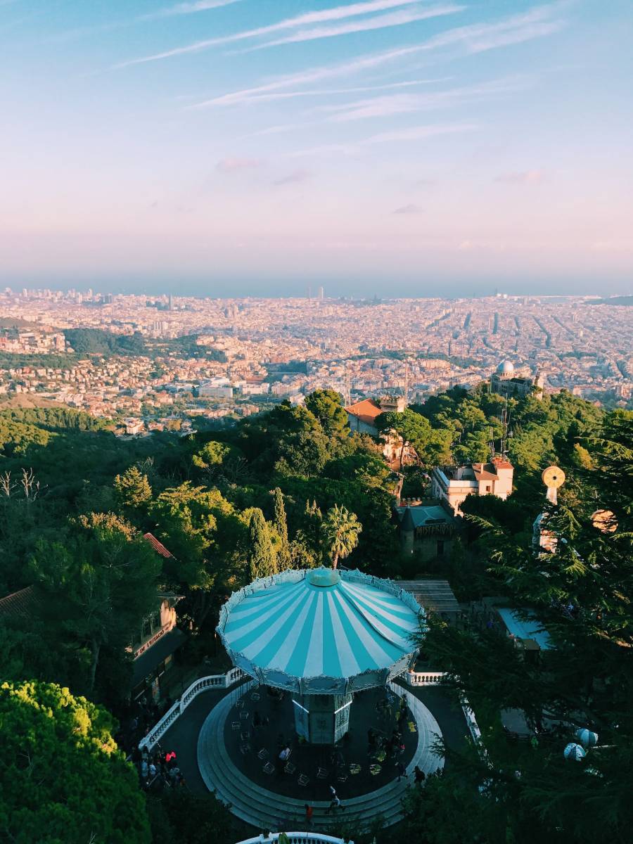 Un parque de atracciones histórico en las alturas de la ciudad en Barcelona Parc d’Atraccions Tibidabo