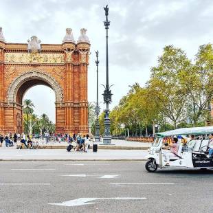 Disfrute de un recorrido histórico privado por Madrid en un tuk tuk eléctrico. Madrid ecotuktuk