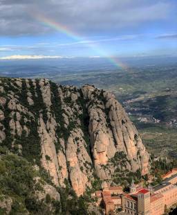 Visita al Monasterio de Montserrat y senderismo en el Parque Natural con tren desde Barcelona webarcelona.com