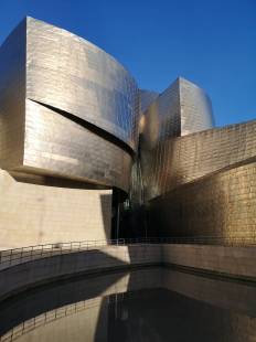 lugar imprescindible para los amantes del arte y la arquitectura la ciudad de Bilbao y el País Vasco. El Museo Guggenheim Bilbao
